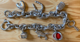 Armband med berlocker    sydda och virkade objekt 2021-pågående ©Tarika Lennerbjörk