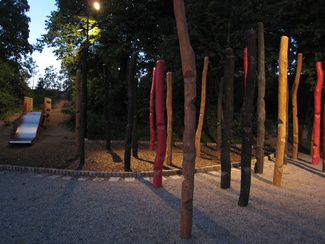  Pelarlabyrinten, Vitabergsparkens lekplats, Stockholm av Maria Sandstig och Rikke Wilms © Maria Sandstig