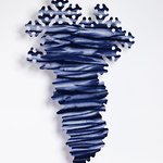 Hvelgemer 2025. Arashi shibori på vävt ylleyg. Foto: Rikard Westman ⓒ My Holmberg