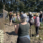 Fältvandring 31 augusti 2025 med Malin Lobell (konstnär och trädgårdsmästare, Lena Håkansson  (geolog och konstnär) och medlemmar från Gislövs smidesförening ©Gunnel Pettersson