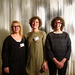 Tre Nordic Award pristagare: Annika Ekdahl, May Bente Aronsen och Monica Nilsson framför Mays verk på Abecita Konstmuseum © Fiberartsweden