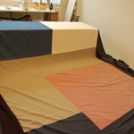 I ateljén – Ylva Wolgers hjälpte till med sömnad © Anna Tegeström Wolgers