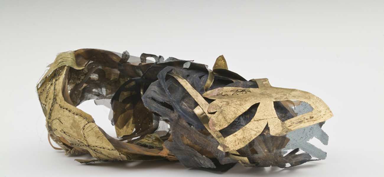 Hårda material, spets av mässingfolie, bronsväv, patinerad och broderad 