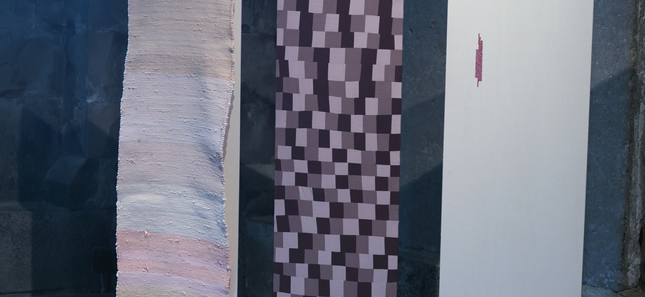 Anna själv tredje, väv, lapptäcke, broderi textil och plywood, 2015 © Anna Lindkvist Adolfsson
